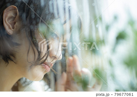 窓辺の女性　雨 79677061