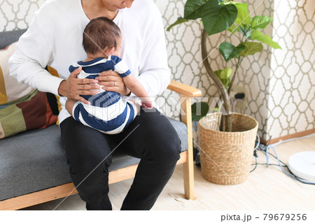 赤ちゃんを抱く若い父親 赤ちゃんを抱く若い父親 79679256