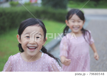 笑顔の双子の少女 笑顔の双子の少女 79680548