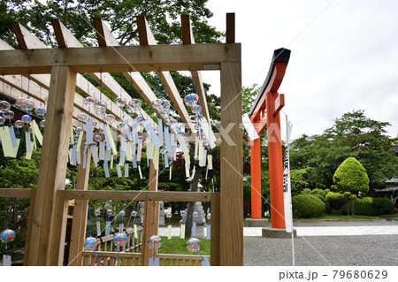 北海道函館市湯倉神社の境内に夏詣での風鈴飾りのある風景を撮影 79680629