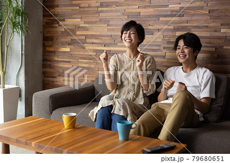リビングでテレビを見るカップル 79680651