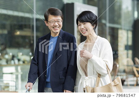 シニア夫婦 ショッピング シニア夫婦 ショッピング 79681547