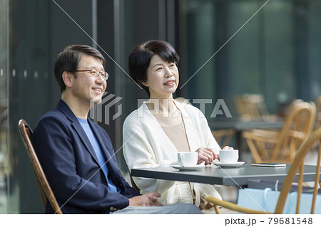 カフェのテラス席に座るシニア夫婦 カフェのテラス席に座るシニア夫婦 79681548