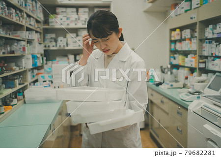 調剤薬局薬剤師の調剤業務 79682281