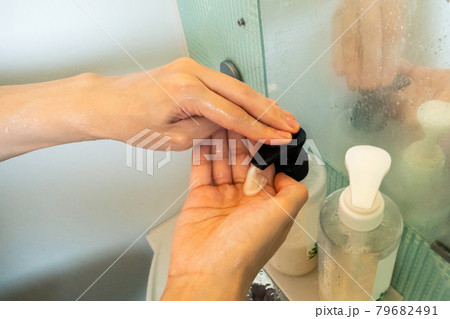 シャンプーをワンプッシュ 79682491