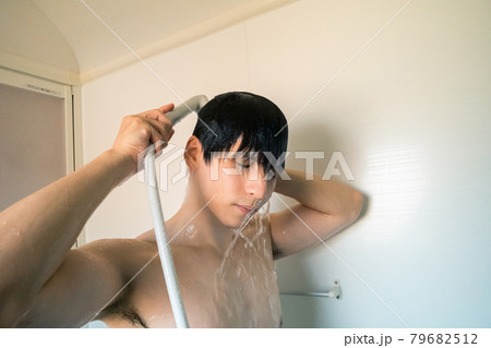 若い男性のシャワーシーン 若い男性のシャワーシーン 79682512