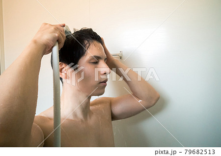 若い男性のシャワーシーン 79682513