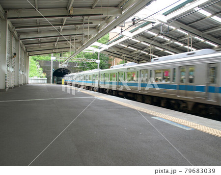 ホームに入ってくる電車 ホームに入ってくる電車 79683039