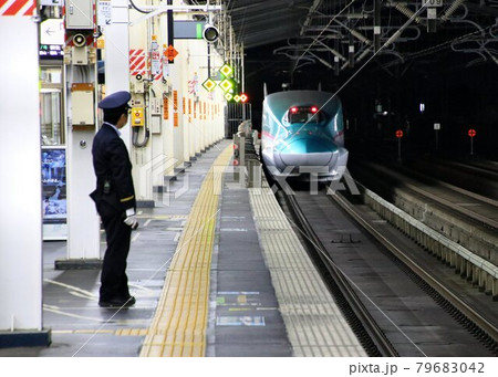 宇都宮駅を陸奥へ向けて発車する東北新幹線E5系 宇都宮駅を陸奥へ向けて発車する東北新幹線E5系 79683042