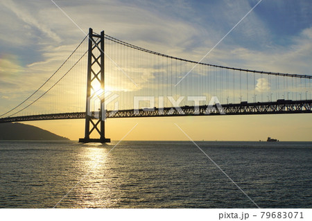 快晴の日の夕焼けを背景にした明石海峡と明石海峡大橋 79683071