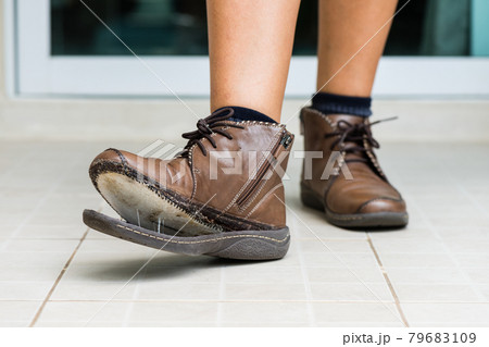 torn women leather boots 79683109