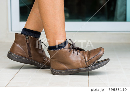 torn women leather boots 79683110