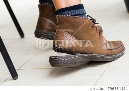 torn women leather boots 79683111