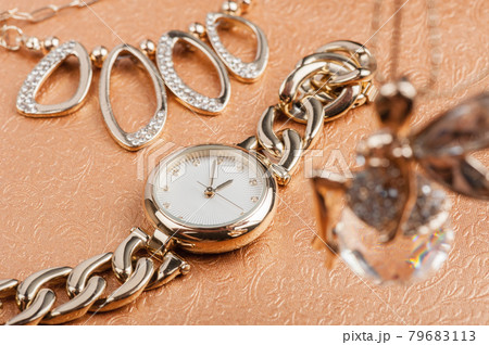 gold women wristwatch 79683113