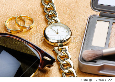 gold women wristwatch 79683122