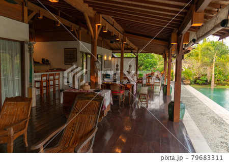 バリ島の伝統的なヴィラ・ホテル 79683311