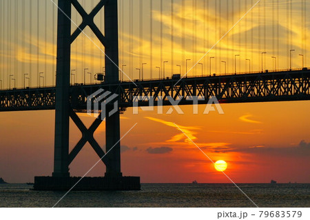 快晴の日の夕焼けを背景にした明石海峡と明石海峡大橋 快晴の日の夕焼けを背景にした明石海峡と明石海峡大橋 79683579