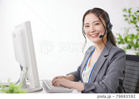 オフィスで仕事をする若いオペレーター オフィスで仕事をする若いオペレーター 79683592