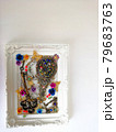額縁の中の手鏡と鍵 79683763