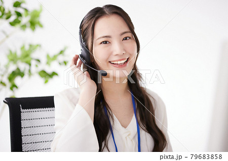 オフィスで仕事をする若いオペレーター　 79683858