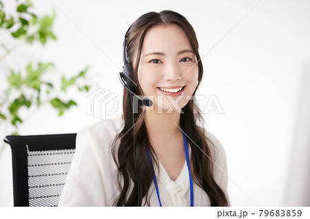 オフィスで仕事をする若いオペレーター　 79683859