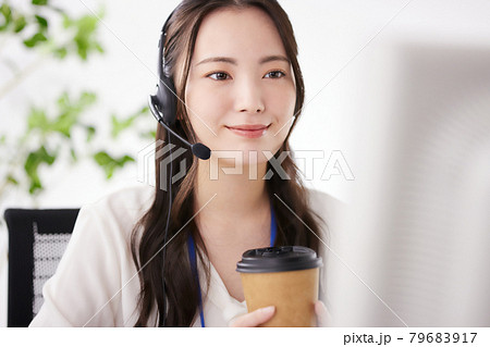 オフィスで仕事をする若いオペレーター オフィスで仕事をする若いオペレーター 79683917