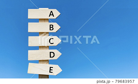 道しるべと青空_5同方向_右空間_abcde文字入り 79683957
