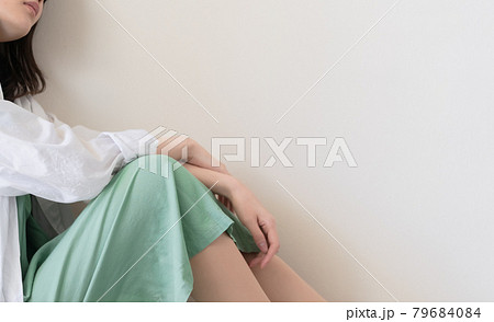 不調に悩む女性 不調に悩む女性 79684084