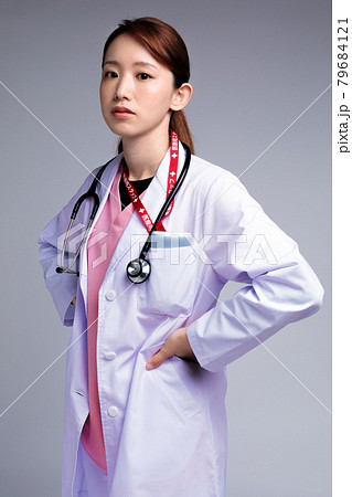 疲労気味の若い女性医師 79684121