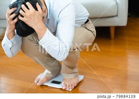 体重を量る中高年男性 79684139