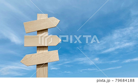 道しるべ3方向と青空_右空間 道しるべ3方向と青空_右空間 79684188