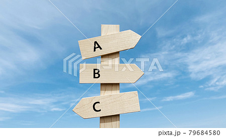 道しるべ3方向と青空_中心_ABC文字入り 79684580