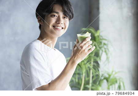 スムージーを飲む男性 79684934