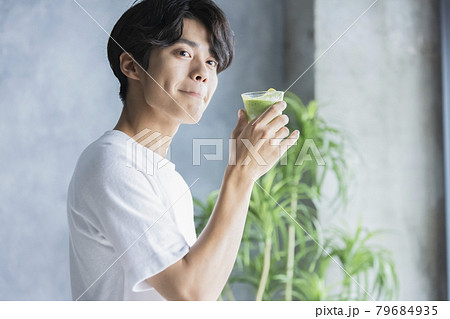 スムージーを飲む男性 79684935
