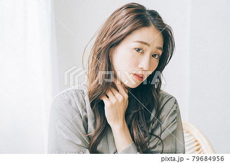 若い女性のヘアスタイルイメージ 79684956