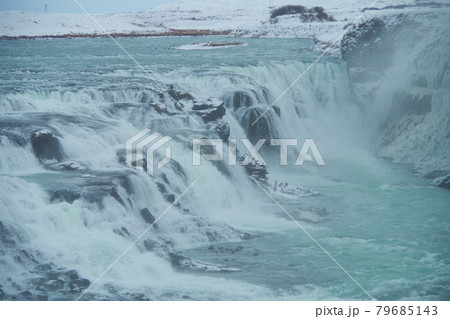 グトルフォスの滝　アイスランド　冬の景色 79685143