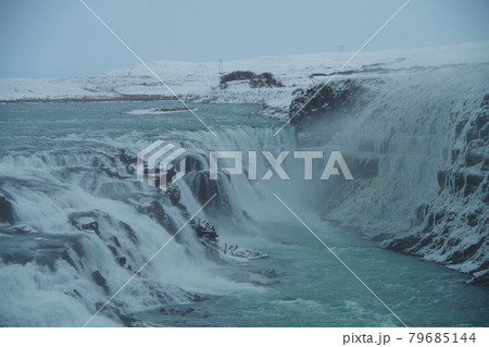 グトルフォスの滝　アイスランド　冬の景色 79685144