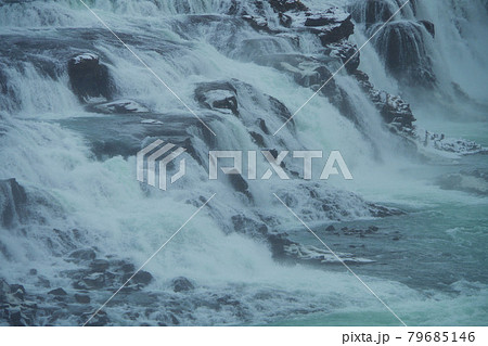グトルフォスの滝　アイスランド　冬の景色 79685146