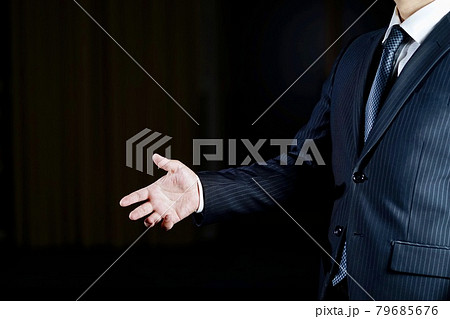 黒い背景のビジネスマンイメージ 79685676