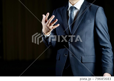 黒い背景のビジネスマンイメージ 79685683