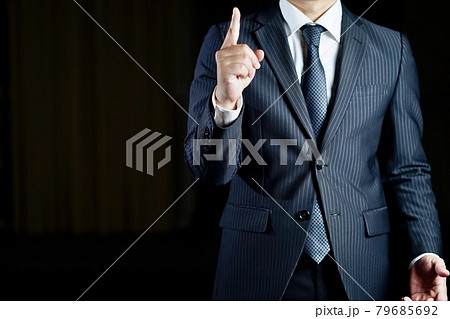 黒い背景のビジネスマンイメージ 79685692