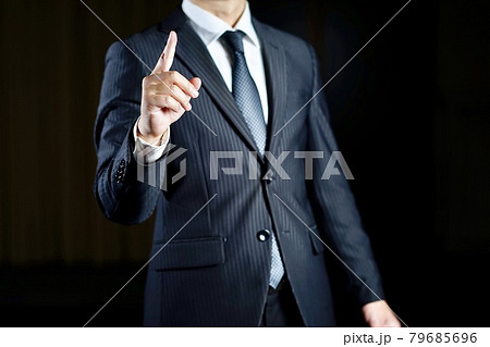 黒い背景のビジネスマンイメージ 黒い背景のビジネスマンイメージ 79685696