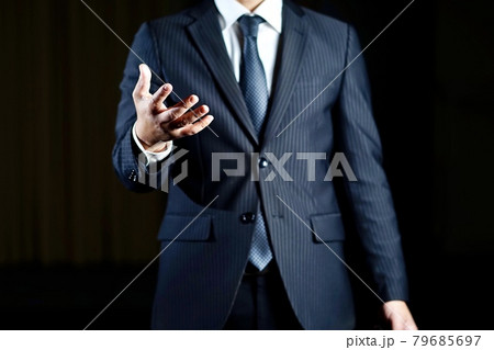 黒い背景のビジネスマンイメージ 79685697