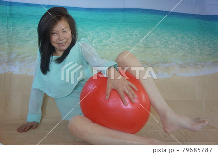ビーチボールと健康的な長身美人 ビーチボールと健康的な長身美人 79685787