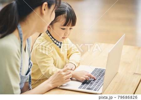 パソコンをする子どもと母親 79686826
