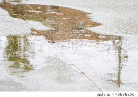 水溜り 79686850