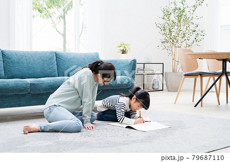 子供のお絵かきを見守る母親 79687110