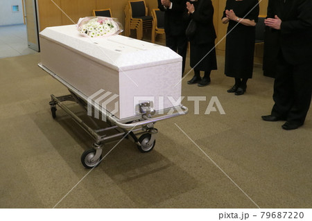 出棺前に合掌をする遺族 79687220