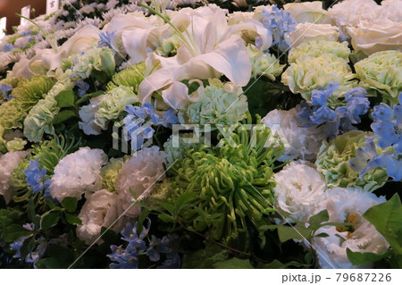 カサブランカが入ったお洒落な花祭壇 カサブランカが入ったお洒落な花祭壇 79687226