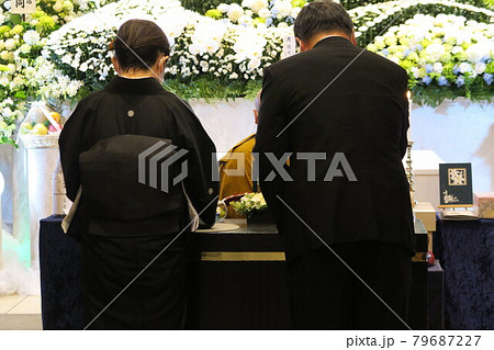 お焼香をする喪主夫婦 79687227